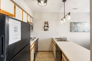 Cafetera y tetera, refrigerador, microondas y horno 