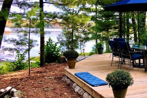 Outdoor dining - Cozy Lakefront Cabin Near Interlochen (Interlochen)