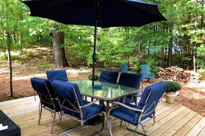 Outdoor dining - Cozy Lakefront Cabin Near Interlochen (Interlochen)