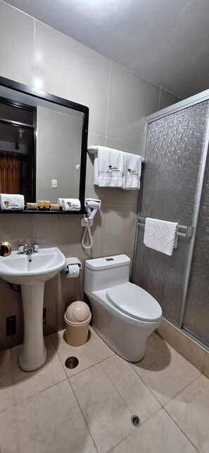 Brusehoved med spredningseffekt, designertoiletartikler, hårtørrer