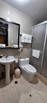 Cabezal de ducha tipo lluvia y artículos de higiene personal de diseño