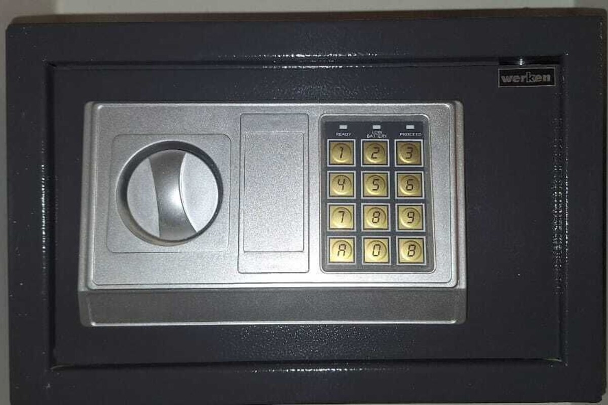 Una caja fuerte con teclado y cerradura de combinación.