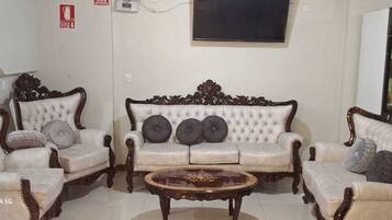 32-Zoll-Smart-TV mit Satellitenempfang, Fernseher, Drucker