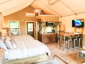 Cabin | Individually furnished, free WiFi, bed sheets