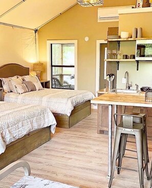 Cabin | Living area - 1 Son's Rio Cibolo - Birdhouse Cabin (Marion)