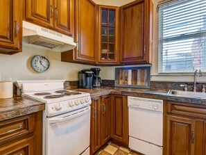 Een koelkast, een magnetron, een oven, een kookplaat