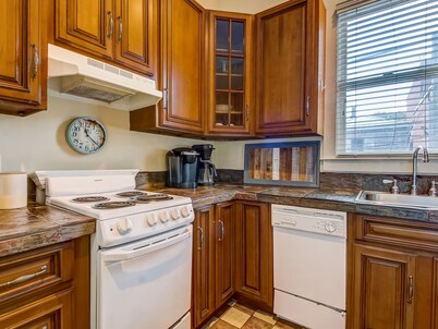 Charming Carriage House, Heated Pool Access
