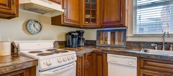 Charming Carriage House, Heated Pool Access