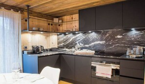 Een koelkast, een microgolfoven, een oven, een kookplaat