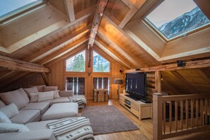 Fernseher, Kamin, Stereoanlage
