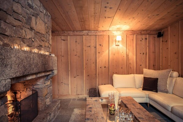 Fernseher, Kamin, Stereoanlage
