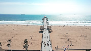 Beach nearby, sun-loungers, beach towels