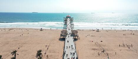 Playa en los alrededores, camastros y toallas de playa