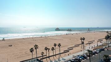 Beach nearby, sun-loungers, beach towels