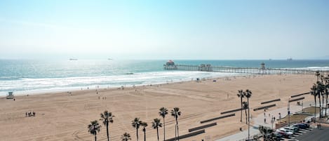 Nära stranden, solstolar och strandhanddukar