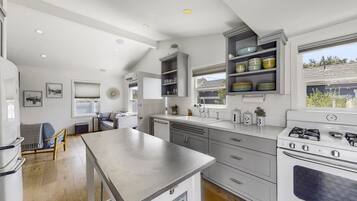 Coffee/tea maker, fridge, microwave, oven