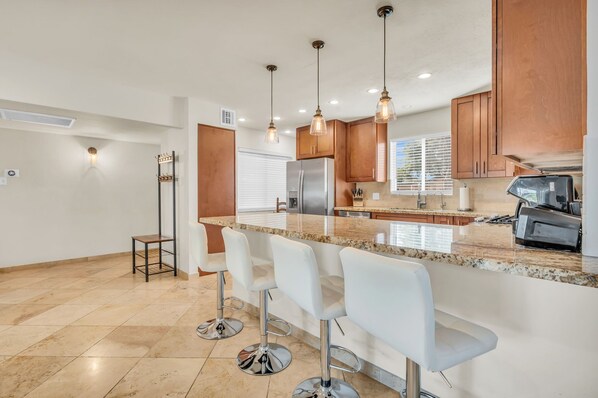 Fridge, microwave, oven, stovetop - Scottsdale PRIME location- Pool & 2 miles to Old Town, Golf, Spring Training! (Scottsdale)