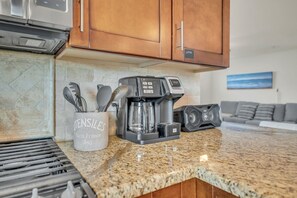 Fridge, microwave, oven, stovetop - Scottsdale PRIME location- Pool & 2 miles to Old Town, Golf, Spring Training! (Scottsdale)