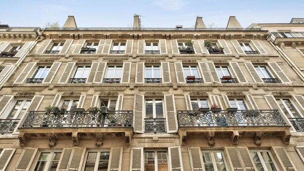 A multi-story building with uniform architectural style, featuring balconies with wrought iron railings and shutters. - Appartement Ricca - Welkeys (Paris)