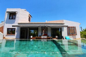 A modern house with a swimming pool, a covered patio, and a mural. - Beautiful villa with a pool in Algarve Bali, featuring a private garden—15 minutes from the beach (Portimao)