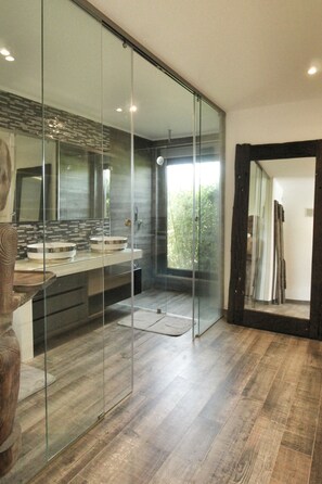 Shower, free toiletries, hair dryer, towels - Beautiful Algarve Pool Villa Bali with a private garden - 15min to beach (Portimao)