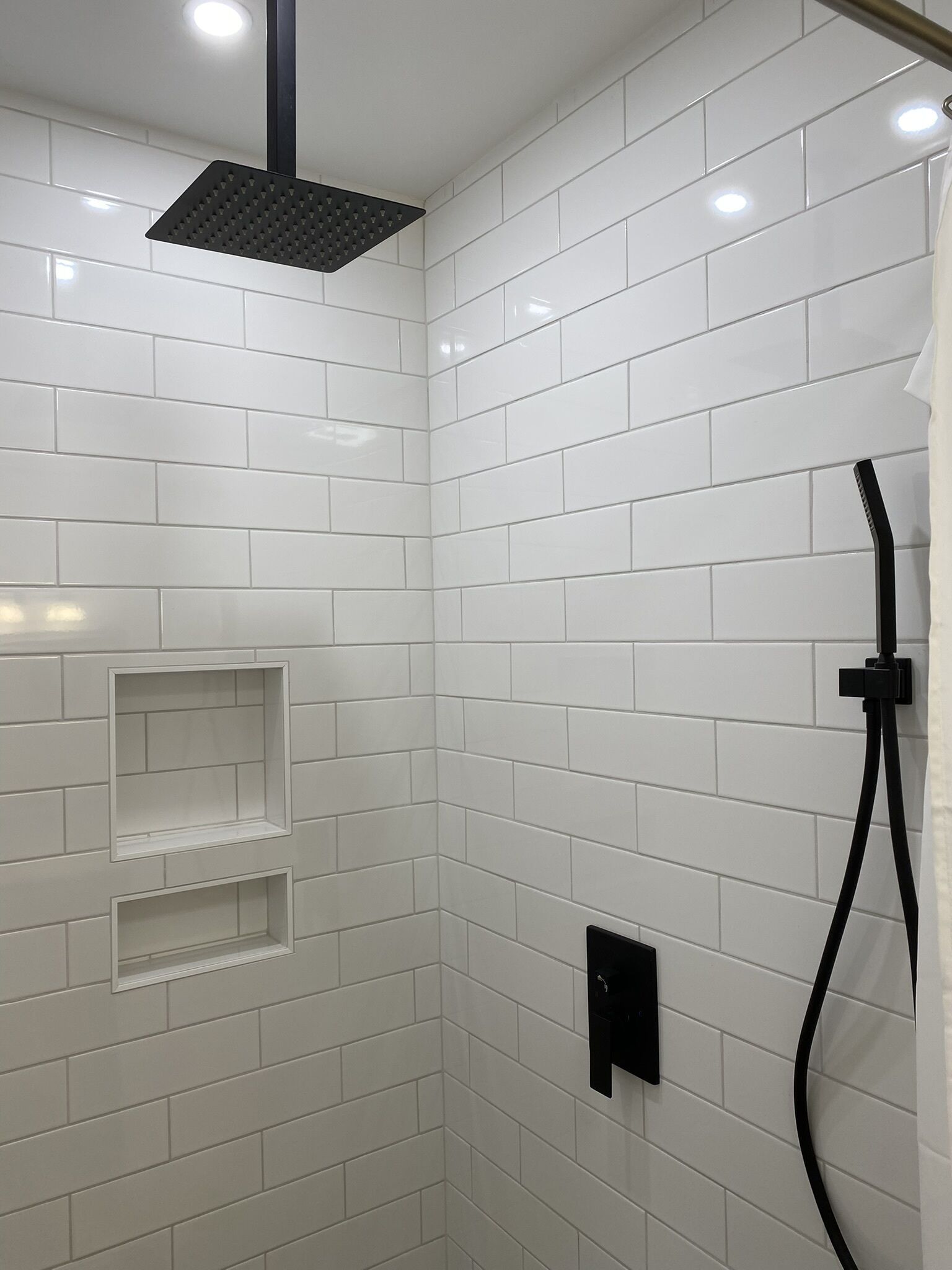 Douche, sèche-cheveux, serviettes fournies, papier toilette