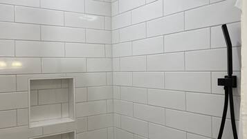 Douche, sèche-cheveux, serviettes fournies, papier toilette