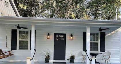 Charming & Quaint - Fully Restored Historic Cottage at Camellia Cottages