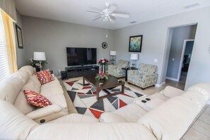 Living room - Hendrik's West Haven Vacation Home (Davenport)