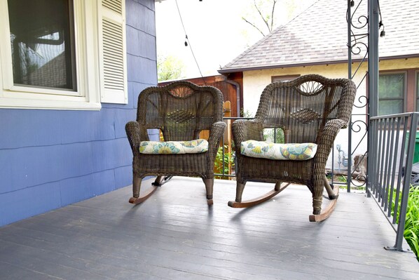 Two wicker rocking chairs with floral cushions on a wooden porch. - Ivywild Bungalow ↠Close to Trails/Downtown/Shops↞ (Colorado Springs)