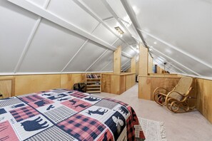 4 bedrooms, iron/ironing board, travel cot, WiFi - Cozy Bear Cabin | Fire Pit, AC, River + Swing (Island Park)