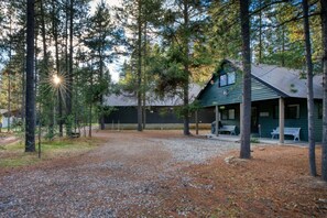 Exterior - Cozy Bear Cabin | Renovated | River | AC | Swing (Island Park)