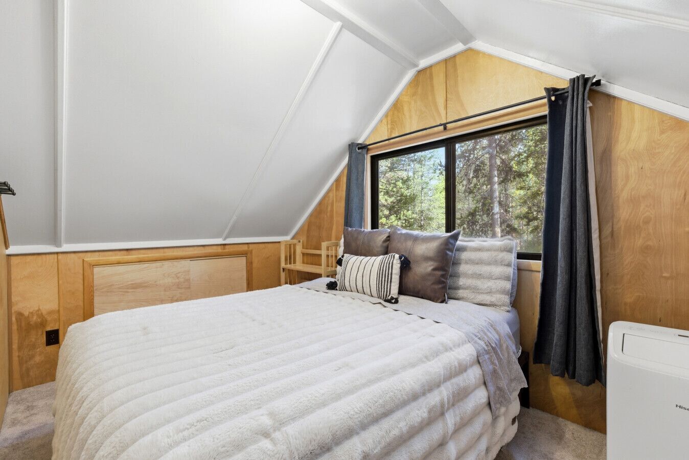 4 bedrooms, iron/ironing board, travel cot, WiFi
