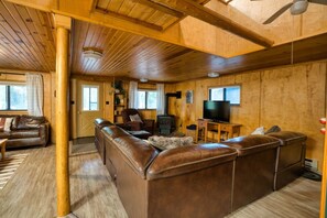 TV, fireplace - Cozy Bear Cabin | Renovated | River | AC | Swing (Island Park)