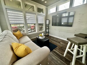 Living area - Nona's Sunshine at The Retreat at Water's Edge (Tracy City)