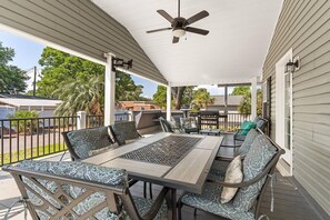 Outdoor dining - Ocean Lakes MH202, Ramp for handicap access, 4bed 2 bath, sleeps 8 (Myrtle Beach)