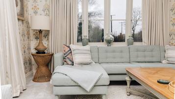 Smart-tv, een open haard, een tafeltennistafel en een stereo