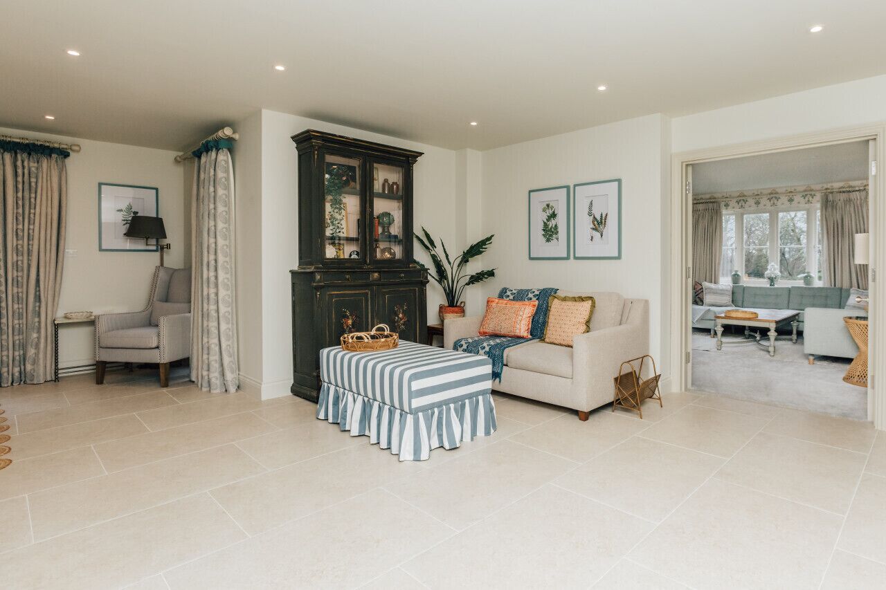 Smart-tv, een open haard, een tafeltennistafel en een stereo