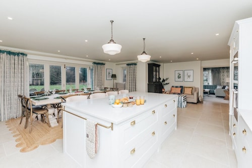 Hayward House - Hot Tub + Large Garden