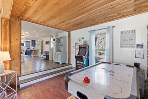 Games room - Remodeled Lake Texoma Beach Themed House Walking Distance to Neighborhood Beach (Pottsboro)