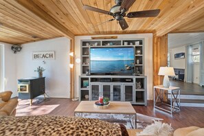 Living area - Remodeled Lake Texoma Beach Themed House Walking Distance to Neighborhood Beach (Pottsboro)