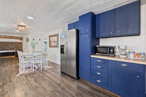 Remodeled Lake Texoma Beach Themed House Walking Distance to Neighborhood Beach