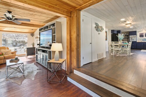 Remodeled Lake Texoma Beach Themed House Walking Distance to Neighborhood Beach