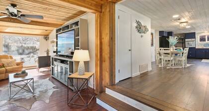 Remodeled Lake Texoma Beach Themed House Walking Distance to Neighborhood Beach