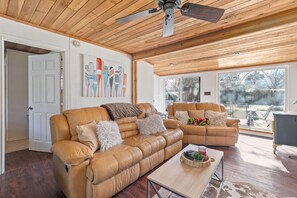 Living area - Remodeled Lake Texoma Beach Themed House Walking Distance to Neighborhood Beach (Pottsboro)