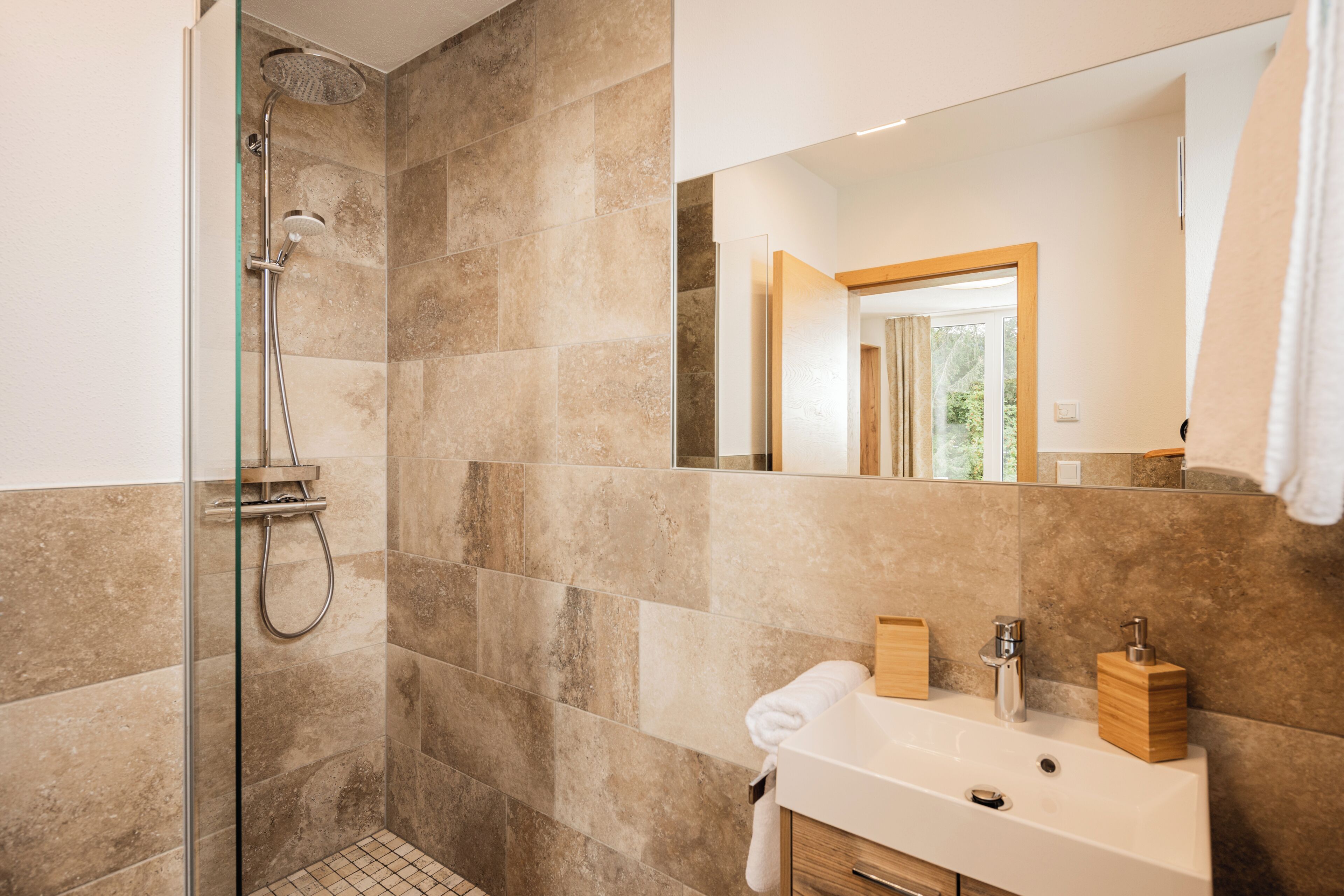 Suihku, hiustenkuivaaja, pyyhkeet, saippua