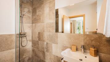 Suihku, hiustenkuivaaja, pyyhkeet, saippua