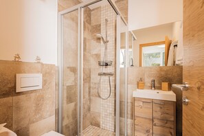 Douche, sèche-cheveux, serviettes fournies, savon