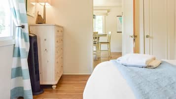 2 habitaciones, tabla de planchar con plancha y cuna de viaje