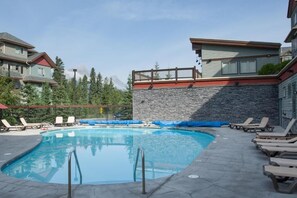 Utomhuspool och uppvärmd pool